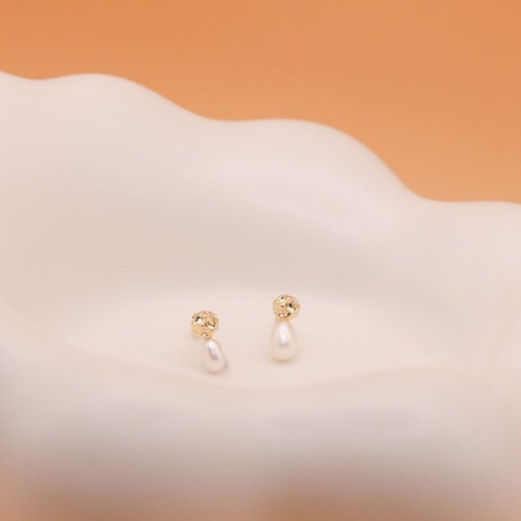 S925 Silver Needle Elegant Pearl unique & Trendy Earrings - Picture 3 of 3